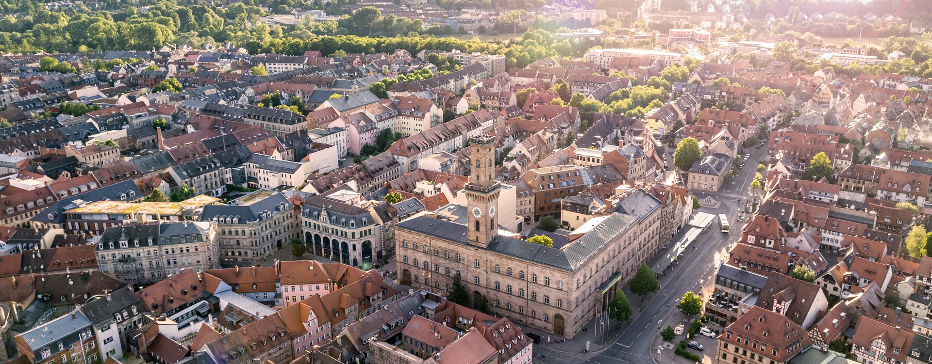 Blick von schräg oben auf das Fürther Rathaus