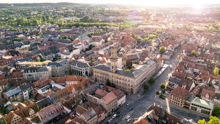 Blick von schräg oben auf das Fürther Rathaus