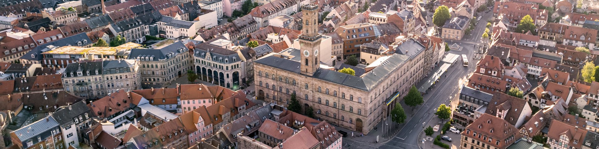 Blick von schräg oben auf das Fürther Rathaus