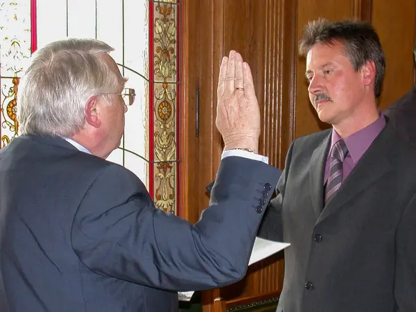 Thomas Jung bei seiner Vereidigung zum Oberbürgermeister am 8. Mai 2002. Klick öffnet Lightbox.