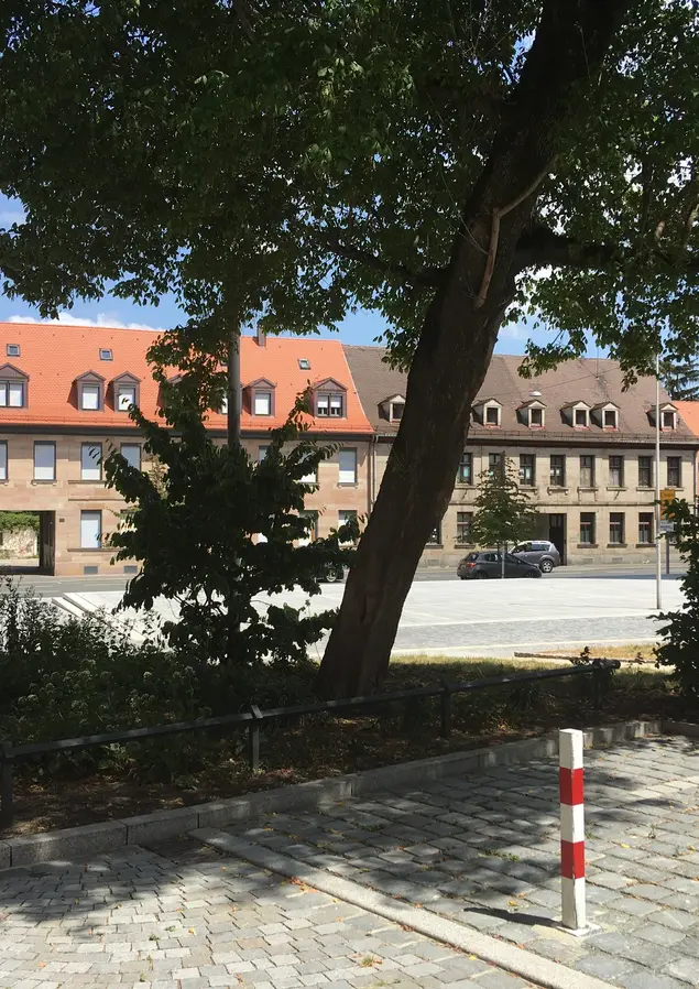 Grünanlage vor der Kirche "Zu Unserer Lieben Frau"