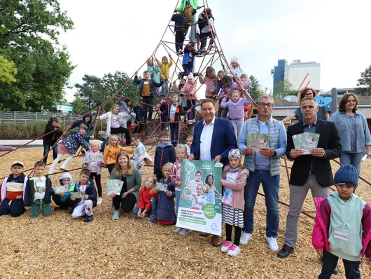 Braun und einige Kinder stehen im Pausenhof. Klick öffnet Bild in größerer Ansicht. 