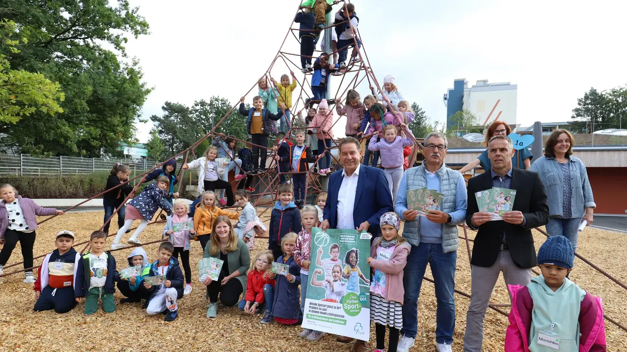 Braun und einige Kinder stehen im Pausenhof. Klick öffnet Bild in größerer Ansicht. 