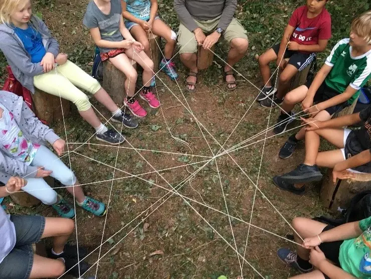 Kinder in einem Stuhlkreis