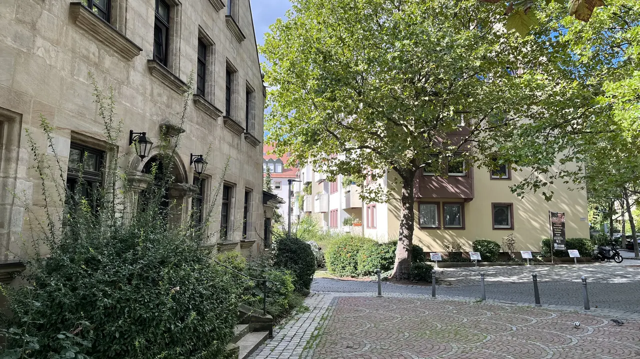 Blick von der Theaetrstraße in das Gänsbergviertel. Links ein sanierter Altbau, dahinter ein neu entstandenes Mietshaus.