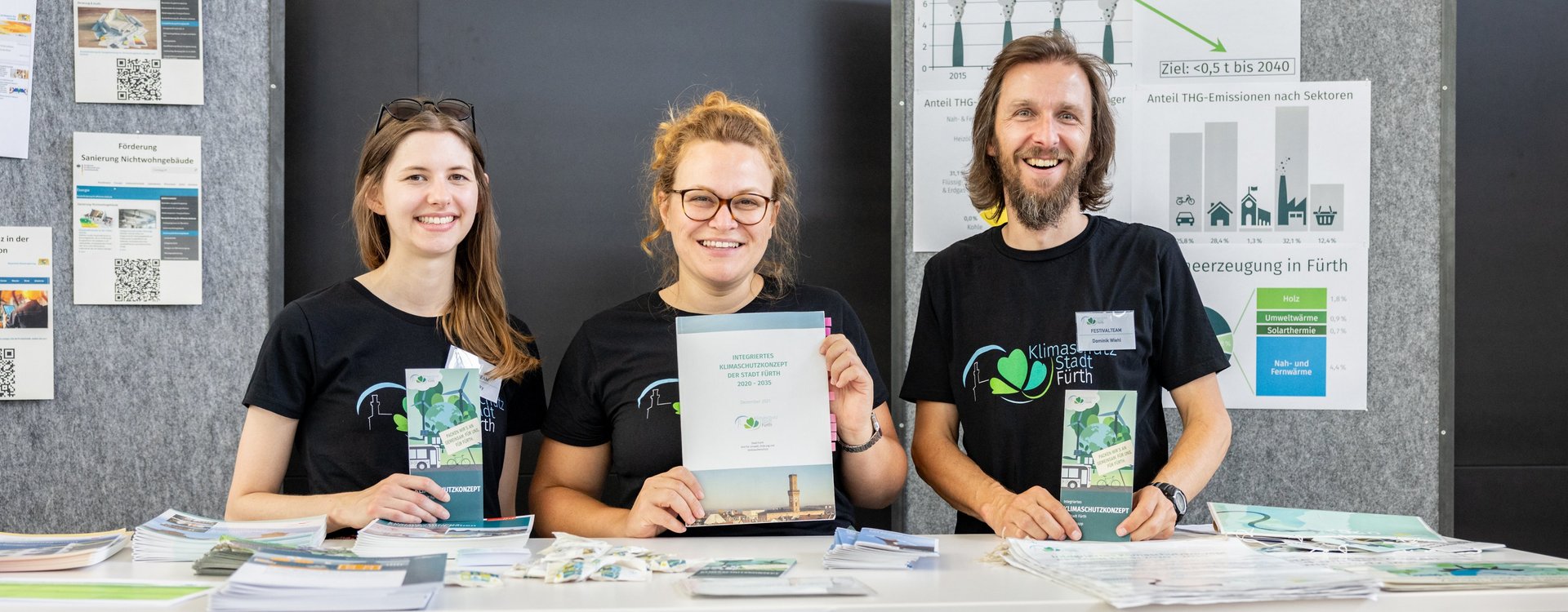 Drei Mitarbeitende der Stadt Fürth bei der städtischen Energieberatung an einem Stand