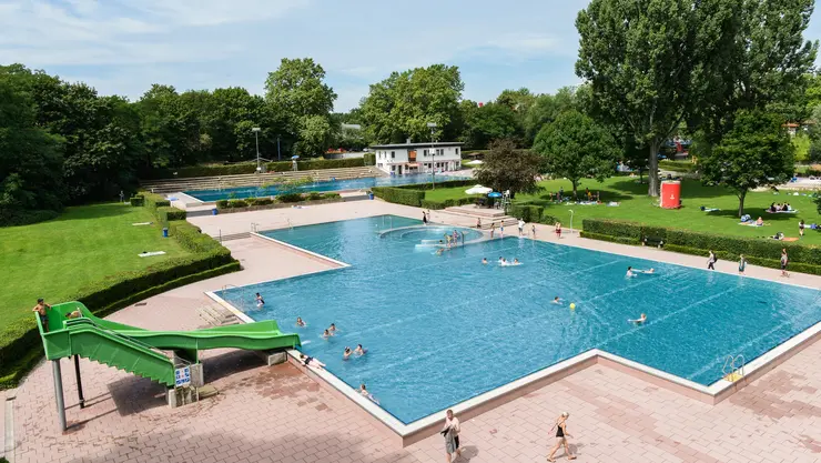 Großes Becken mit Rutsche im Sommerbad Fürth 