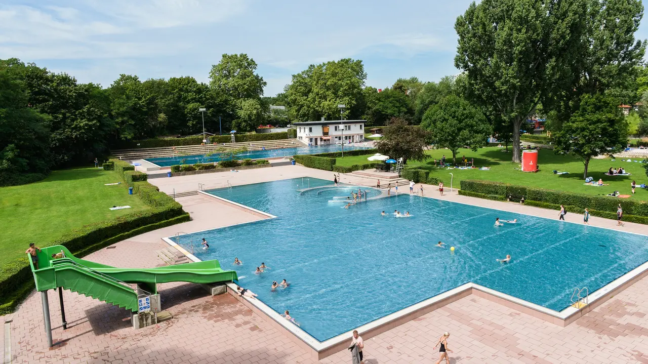 Großes Becken mit Rutsche im Sommerbad Fürth 