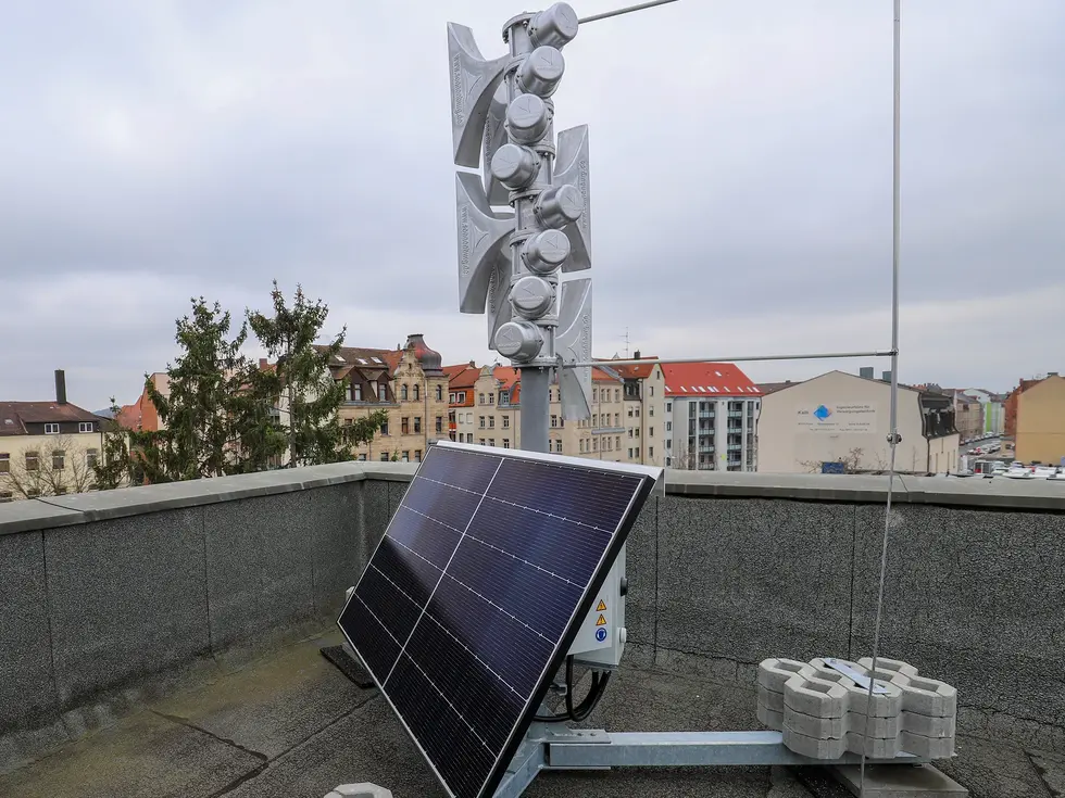 Sirenenanlage auf dem Dach der infra. Klick öffnet Bild in größerer Ansicht.