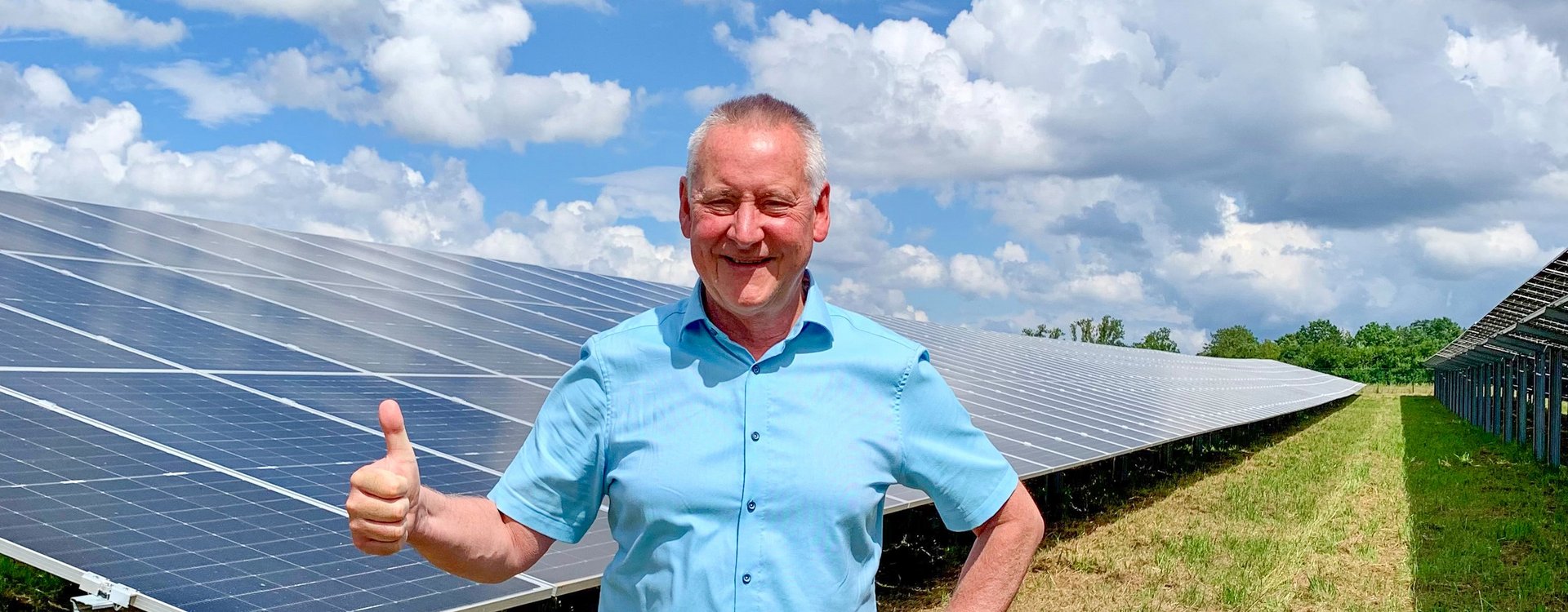 Oberbürgermeister Thomas Junng vor einem Solarmodul.