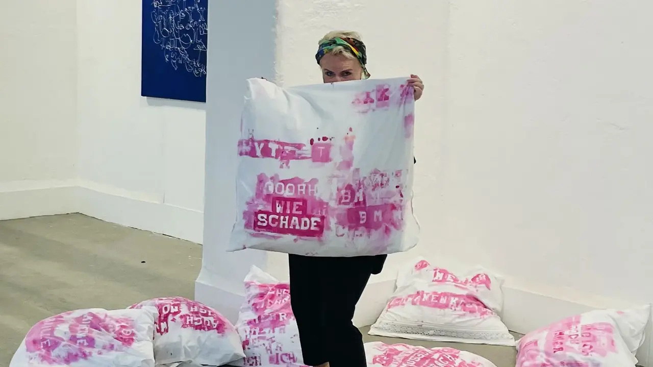 Petra Annemarie Schleifenheimer kultur.lokal.fürth Die Künstlerin mit bedruckten Kissenhüllen.