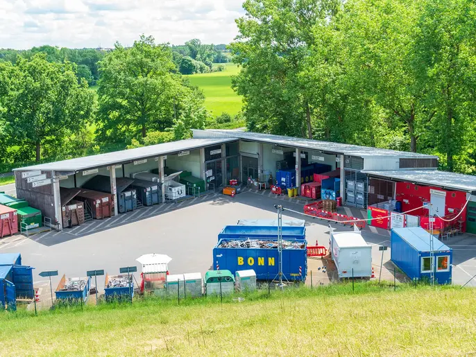 Der Recyclingshof Atzenhof vom Solarberg aus gesehen mit den verschiedenen Behältern und Containern für die Wertstofftrennung..