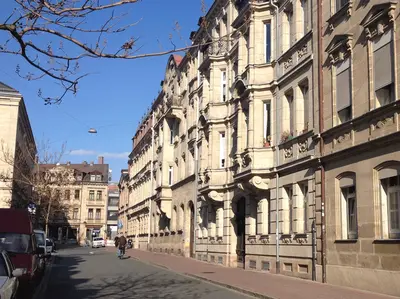 Die historischen Fassaden der Ottostraße in der Innenstadt