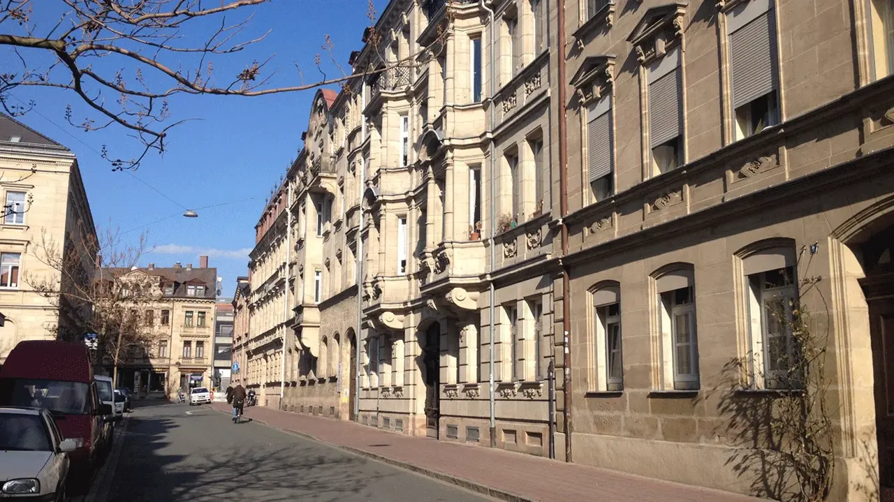 Die historischen Fassaden der Ottostraße in der Innenstadt