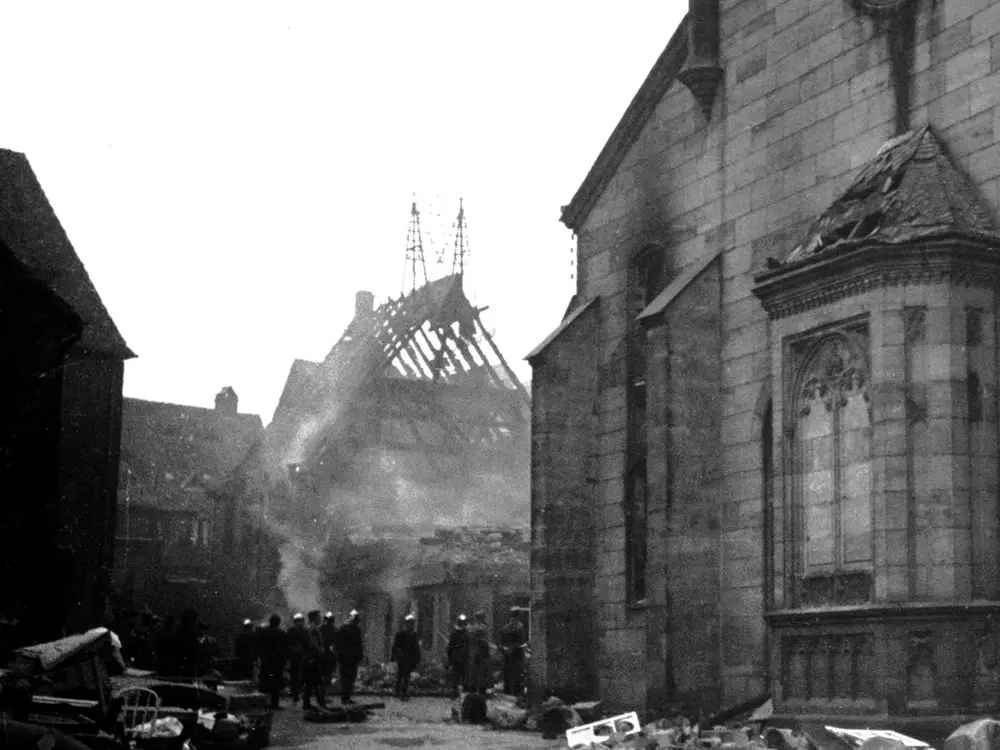 Schwarz-Weiß-Foto der zerstörten Synagoge in der Geleitsgasse.