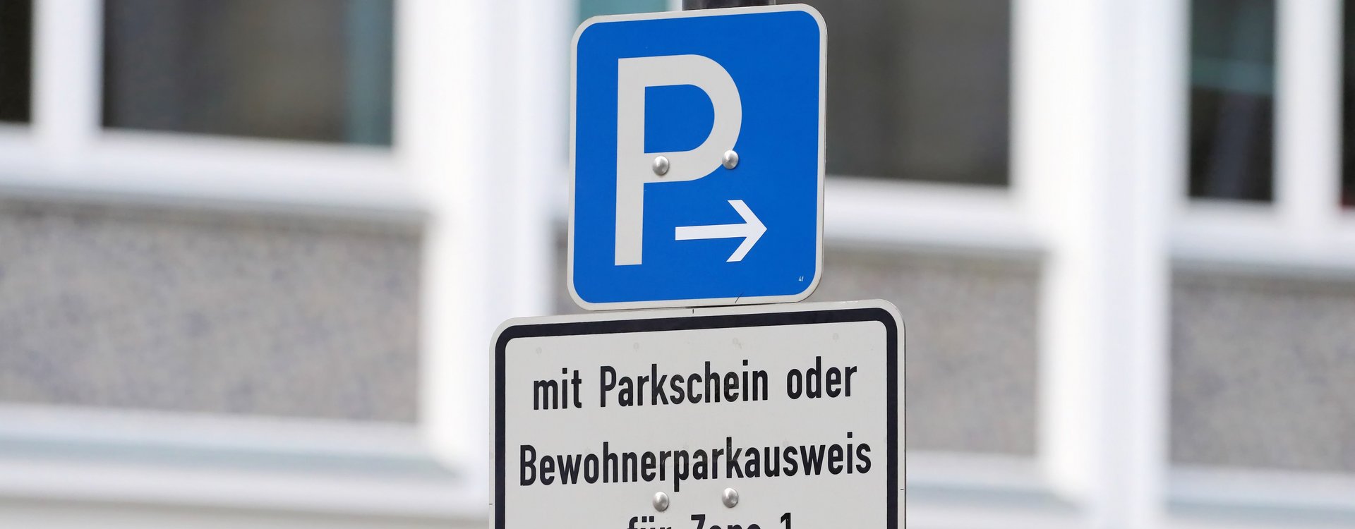 Schild mit der Aufschrift Bewohnerparken und Pfeil