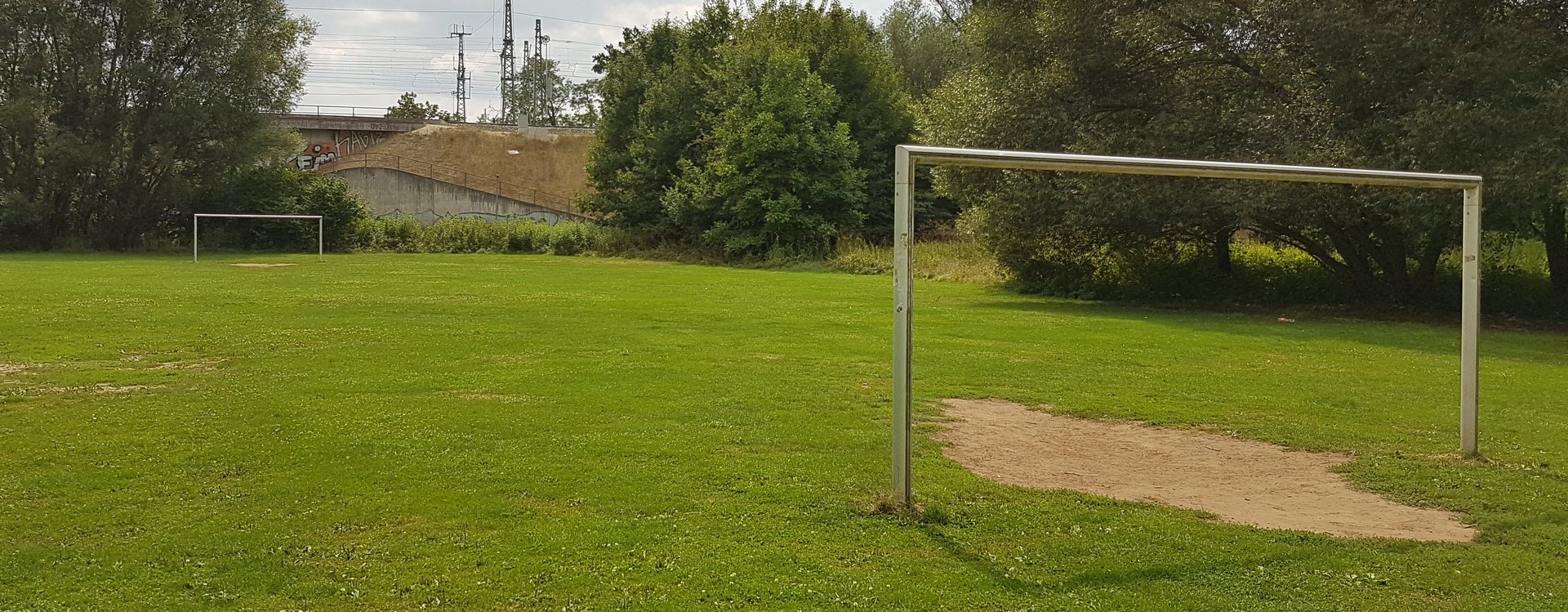 Bolzplatz mit Wiese und Bolzplatztoren