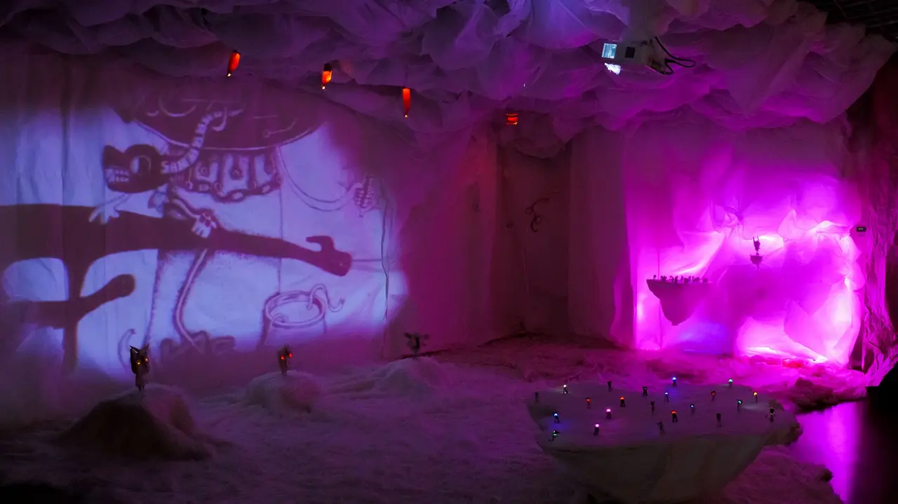 Kultur Lokal Fürth Karla Kracht Violett illuminierte Installation einer vorzeitlichen Höhle