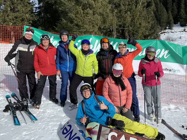 Eine Gruppe an Teilnehmenden auf der Piste; Klick zeigt Bild in größerer Darstellung.