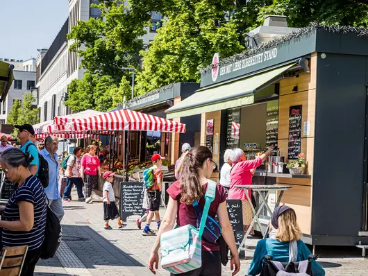 Blick in den sommerlichen Markt an der Fürther Freiheit; Klick vergrößert Darstellung.