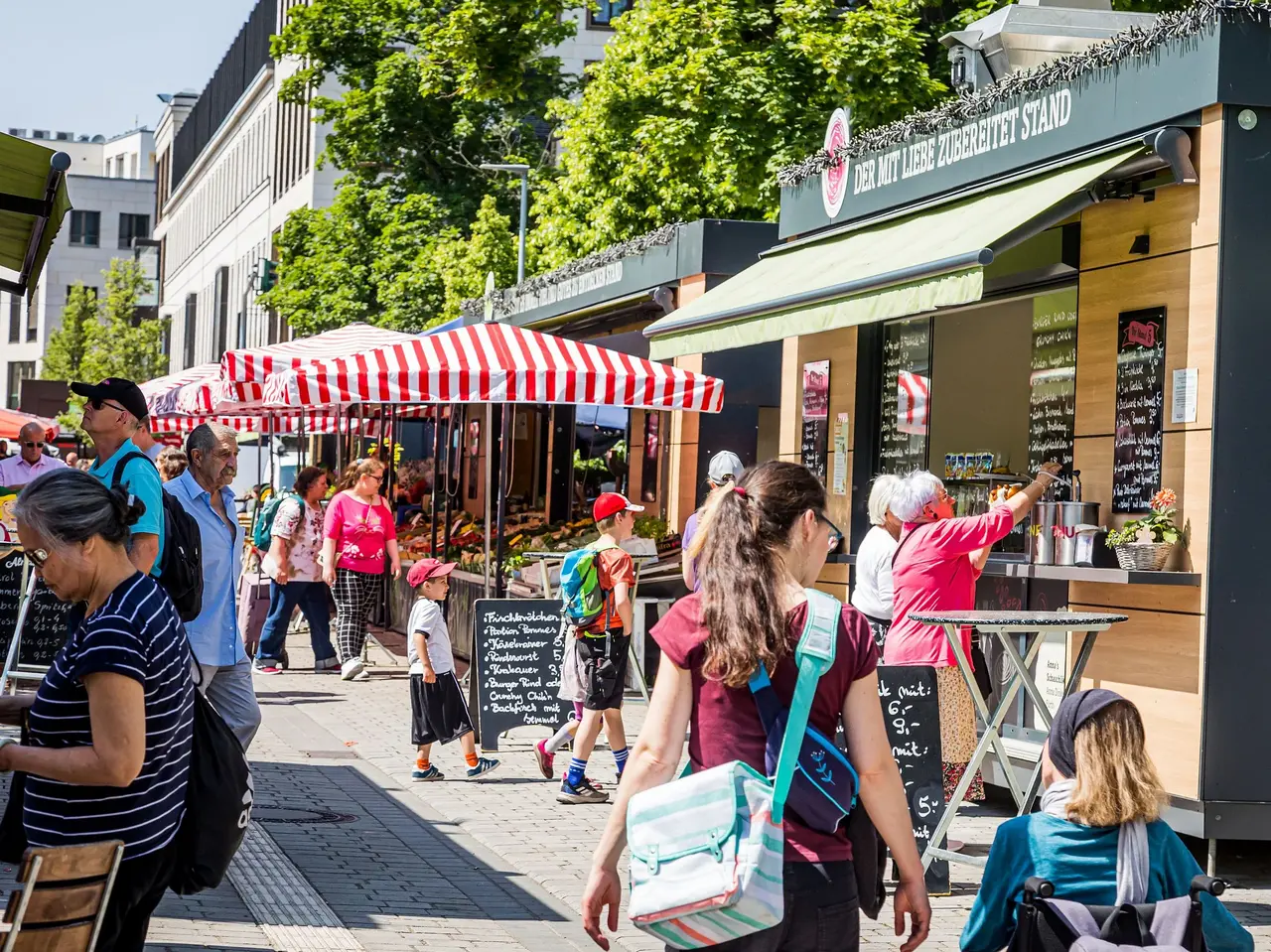 Blick in den sommerlichen Markt an der Fürther Freiheit