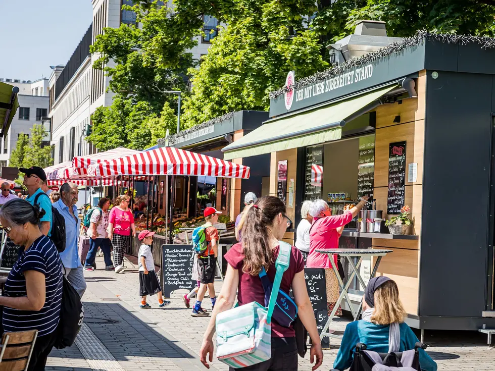 Blick in den sommerlichen Markt an der Fürther Freiheit; Klick vergrößert Darstellung.