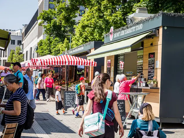 Blick in den sommerlichen Markt an der Fürther Freiheit