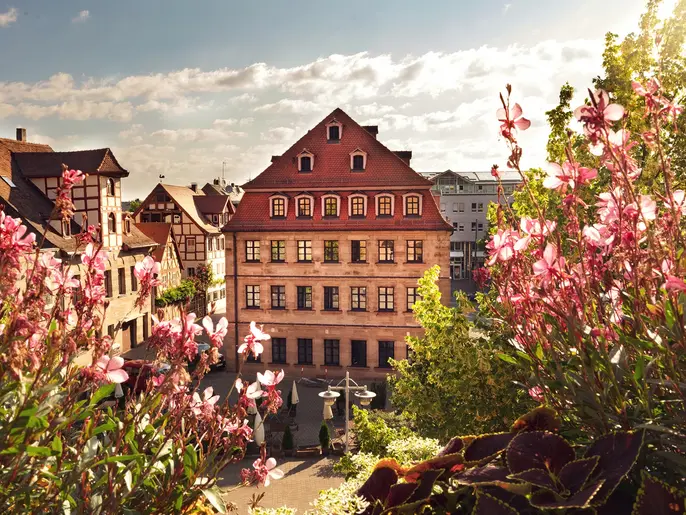 Das Wirtschaftsrathaus vom Balkon des Fürther Rathauses aus gesehen.