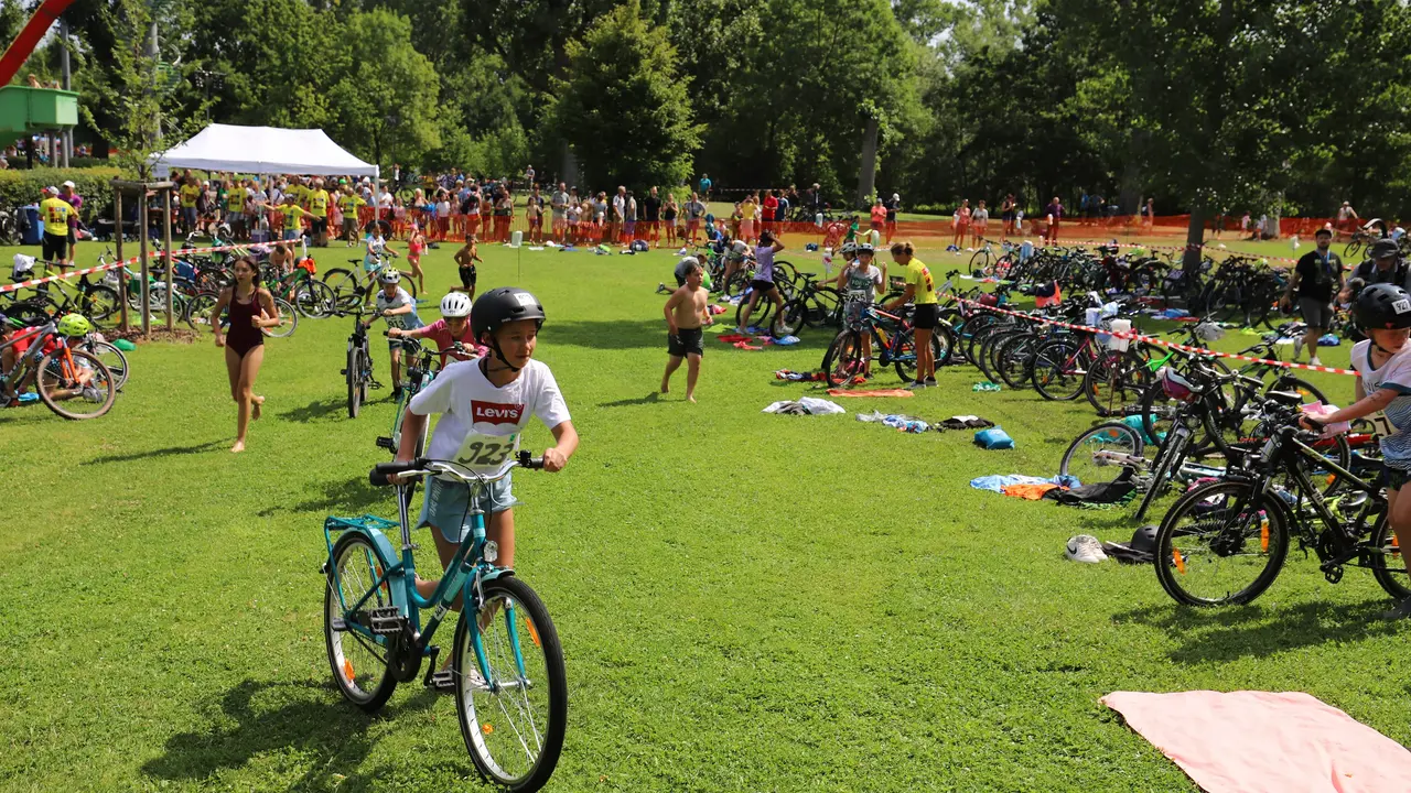 Kinder und Fahrräder beim Schultriathlon im Sommerbad Scherbsgraben