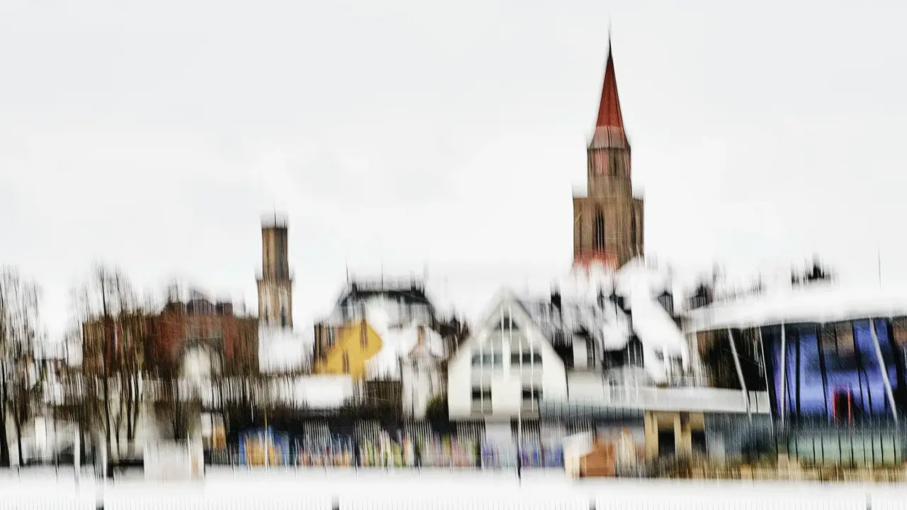 Panorama von Rathaus, St. Michael und Stadthalle.