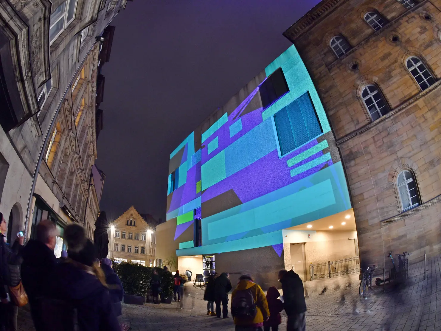 Illuminiertes Ludwig Erhard Zentrum; Klick zeigt Bild in größerer Darstellung. 