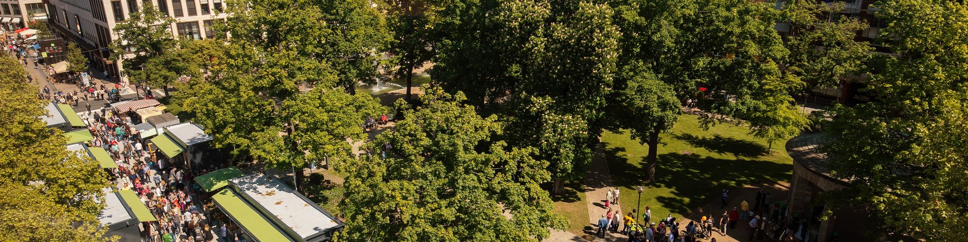 Zahlreiche Menschen strömen durch den Fürther Markt.