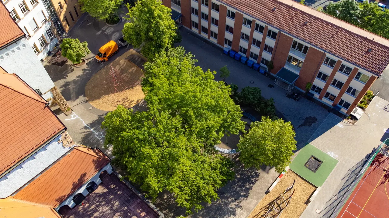 Der Schulhof der Pestalozzi-Schule in Ronhof aus der Luft fotografiert.