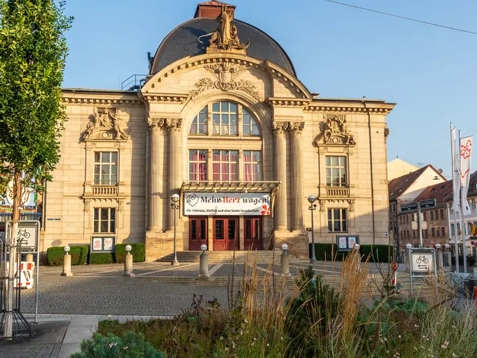 Stadttheater mit Banner "Mehr Herz wagen".