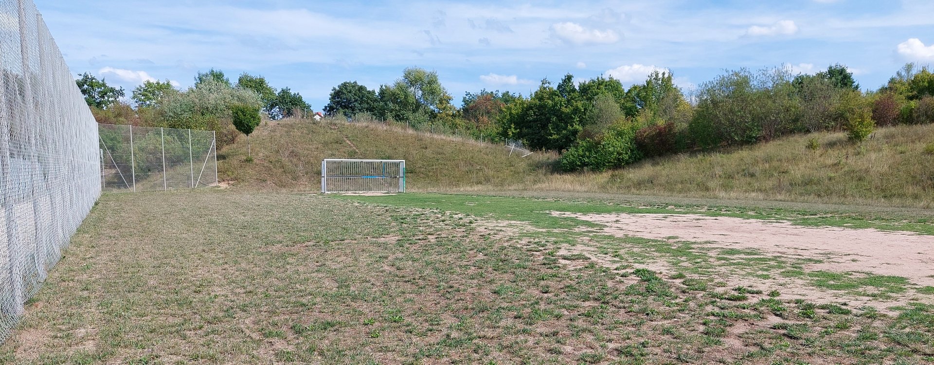 Bolzplatz mit Wiese und zwei Bolzplatztoren