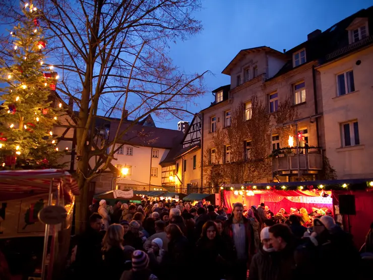 Menschenmenge auf der Altstadtweihnacht am Waagplatz