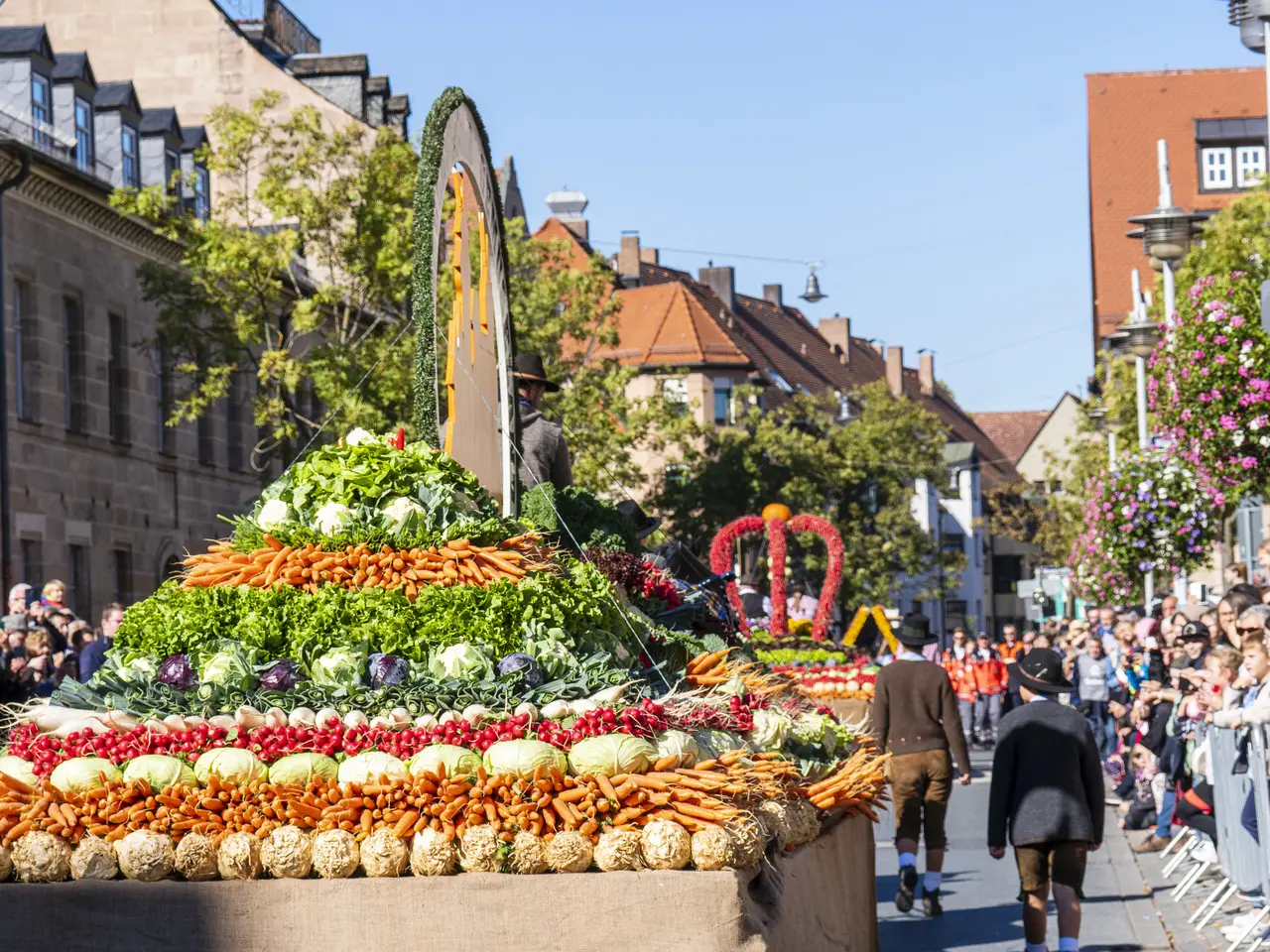 Geschmückter Gemüsewagen und Zuschauer bei sonnigem Wetter beim Erntedankfestzug 2022