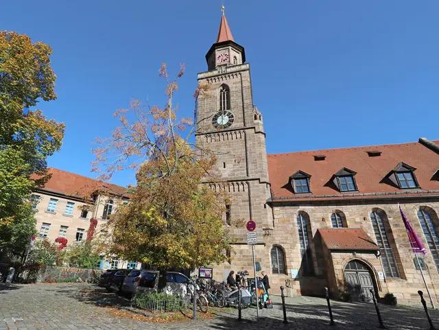 Kirche St. Michael, links daneben das Gebäude des Kindergartens Storchennest.