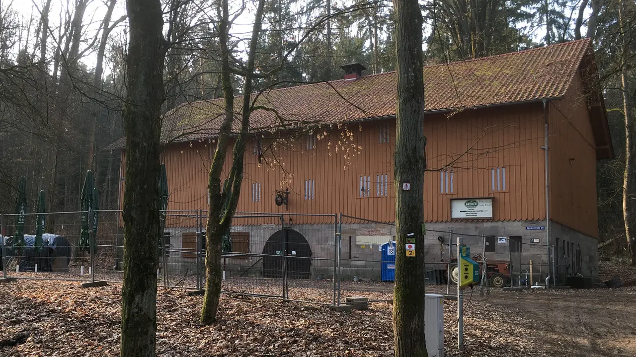 Blick auf den herbstlichen Felsenkeller im Stadtwald