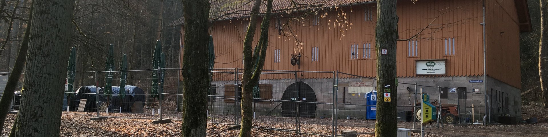 Blick auf den herbstlichen Felsenkeller im Stadtwald