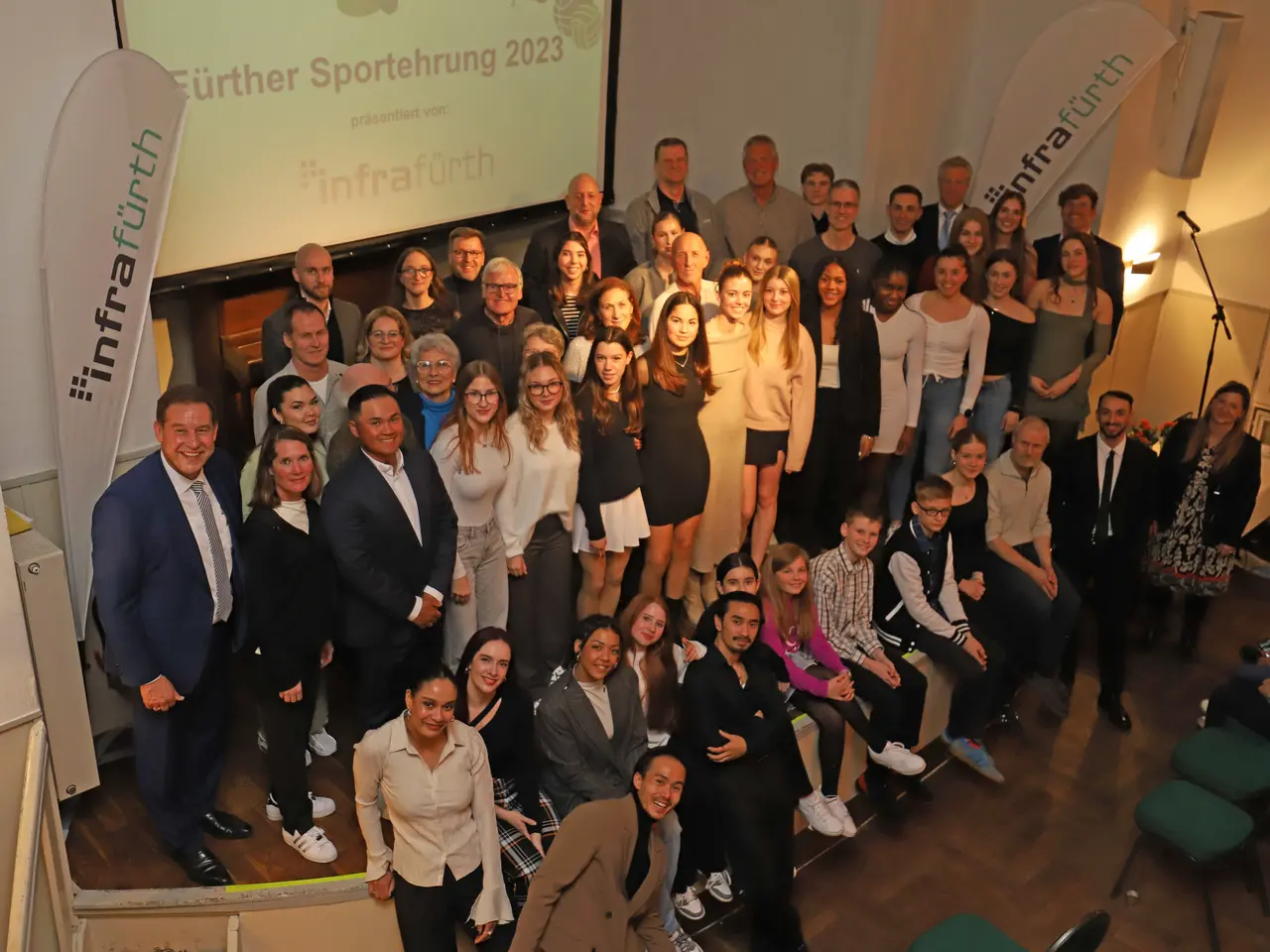 Gruppenfoto der rund 60 geehrten Sportlerinnen und Sportler bei der Sportehrung 2023.