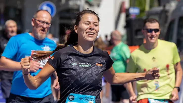 Zieleinlauf beim Sparkassen Metropolmarathon mit erschöpften Teilnehmenden