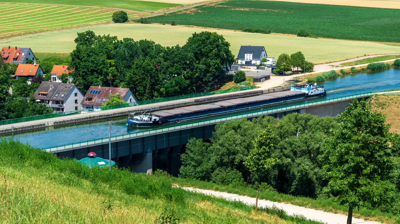 Schiffsverkehr auf dem Rhein-Main-Donau-Kanal