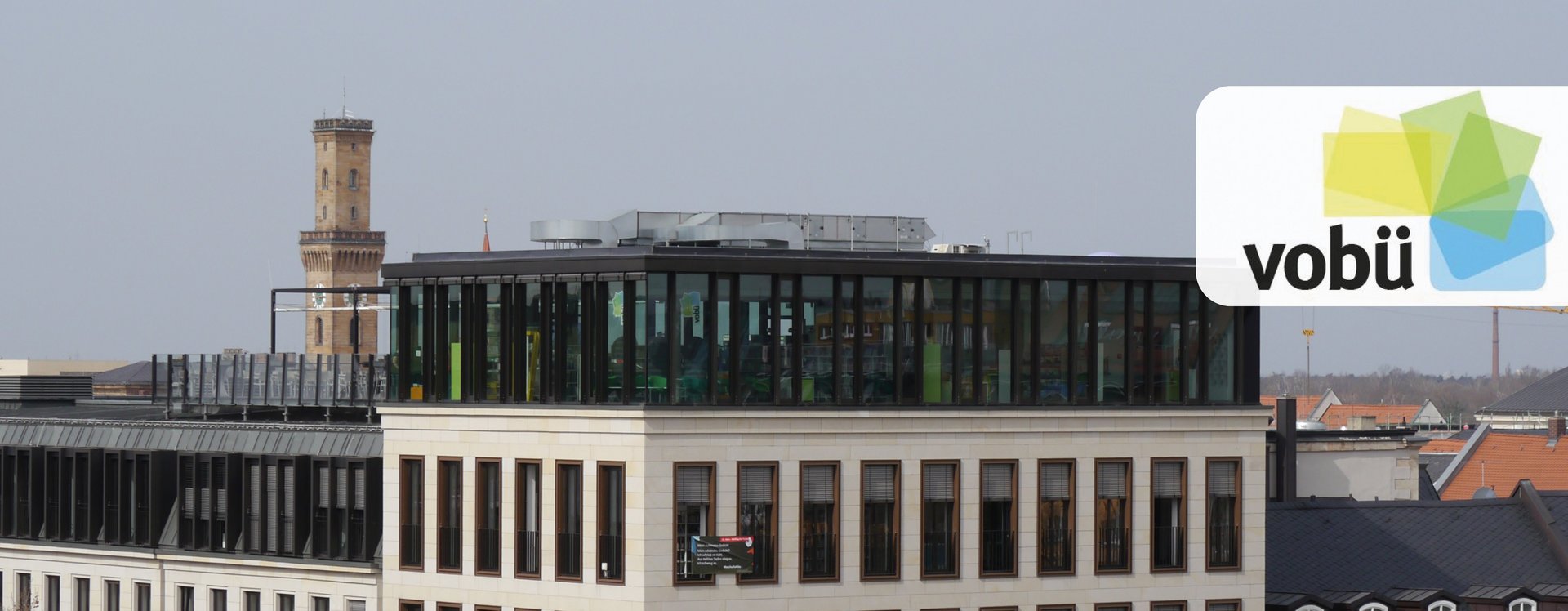 Panoramablick auf die Innenstadtbibliothek mit dem Rathausturm im Hintergrund.