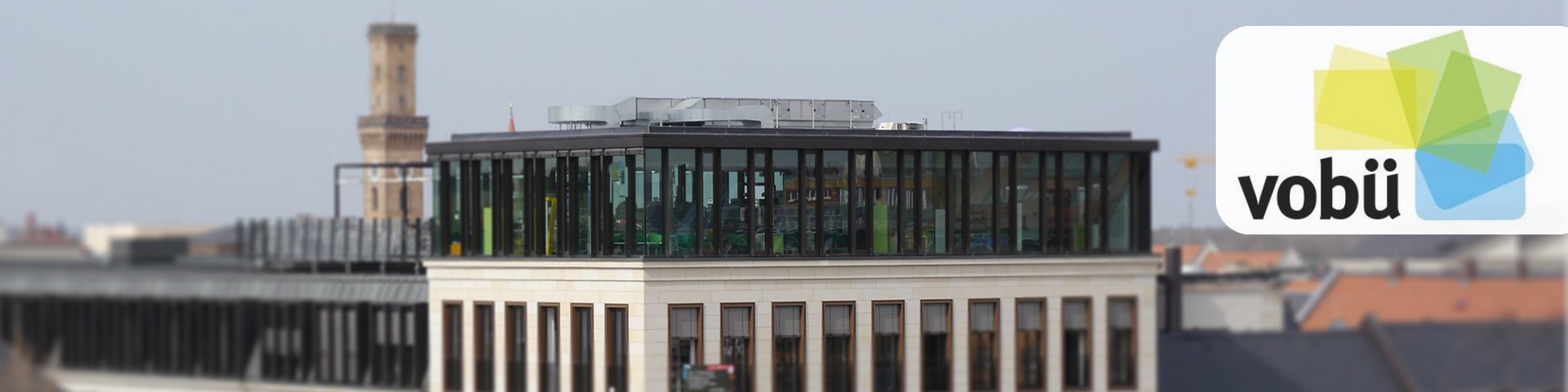 Panoramablick auf die Innenstadtbibliothek mit dem Rathausturm im Hintergrund.