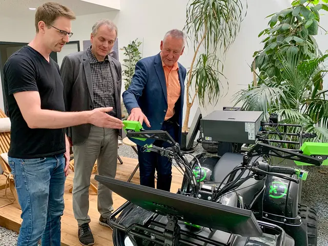 Jung und Müller beim Besuch bei der Firma Solectrix.