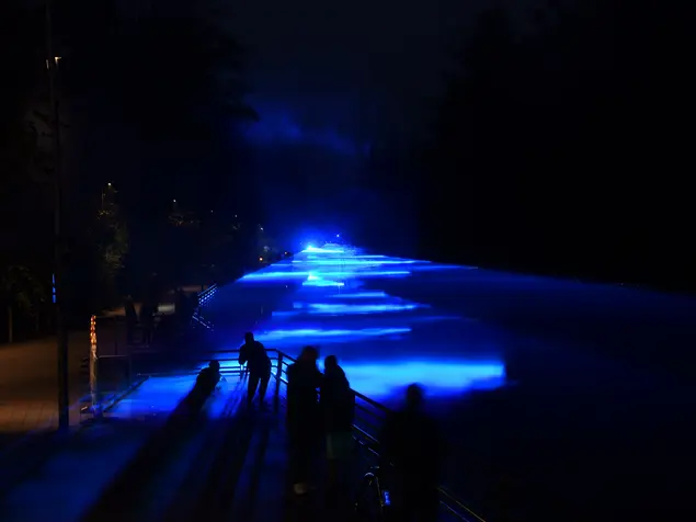 Illuminierte Uferpromenade; Klick zeigt Bild in größerer Darstellung. 