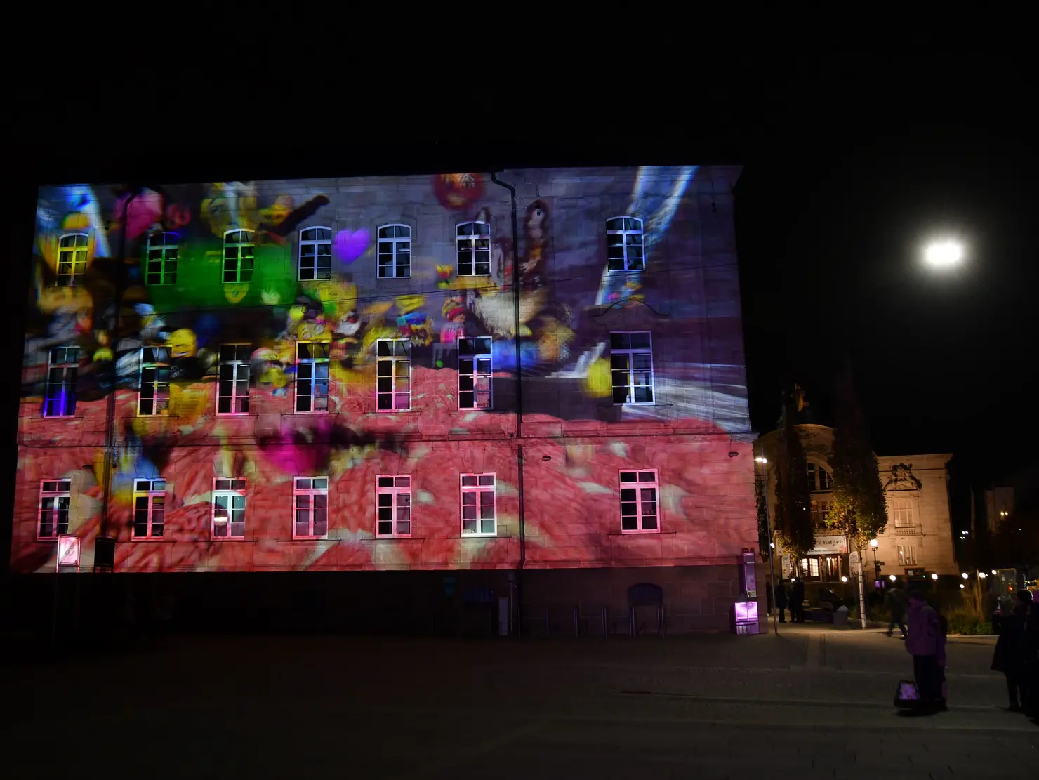 Illuminiertes Amtsgericht; Klick zeigt Bild in größerer Darstellung. 