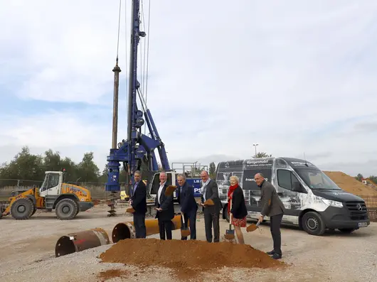 Norman Uhlmann, Bereichsleitung Entwicklungszentrum Röntgentechnik des Fraunhofer IIS, OB Jung, Wirtschaftsreferent Müller, Albert Heuberger, Geschäftsführender Institutsleiter Fraunhofer IIS, Petra Guttenberger, Mitglied des Landtages, und Markus Wittmann, Ministerialdirektor des Bayerischen Staatsministeriums für Wirtschaft, Landesentwicklung und Energie beim Spatenstich für den Erweiterungsbau von Fraunhofer auf der Baustelle.