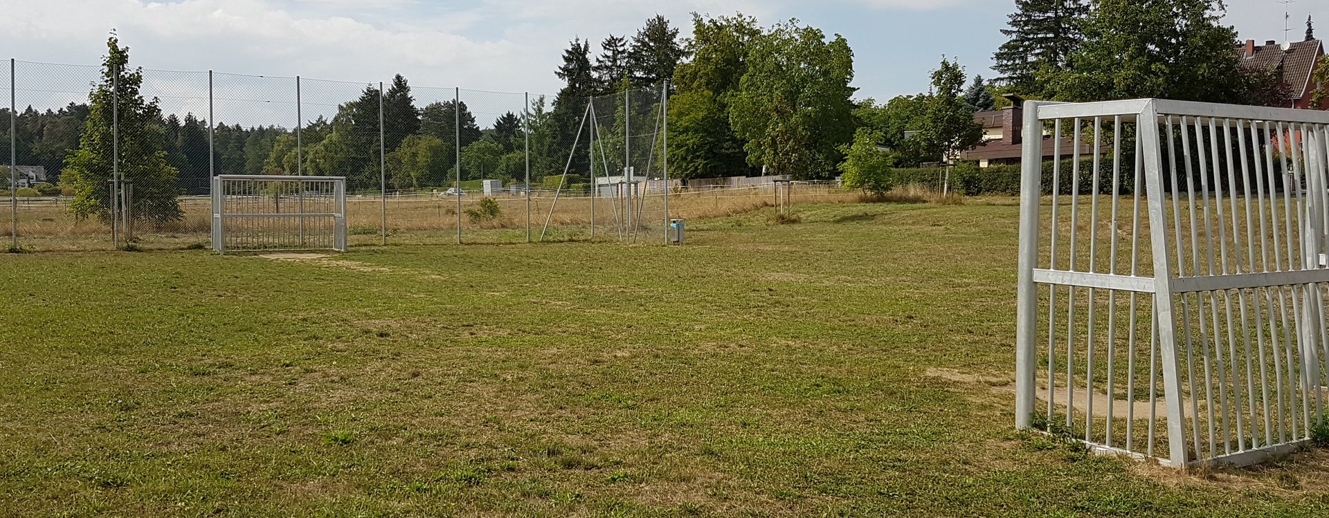 Bolzplatz mit Wiese und zwei Aluminiumtoren